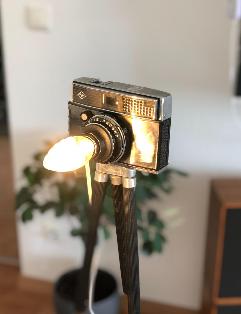 Kameralampe auf einem Stativ