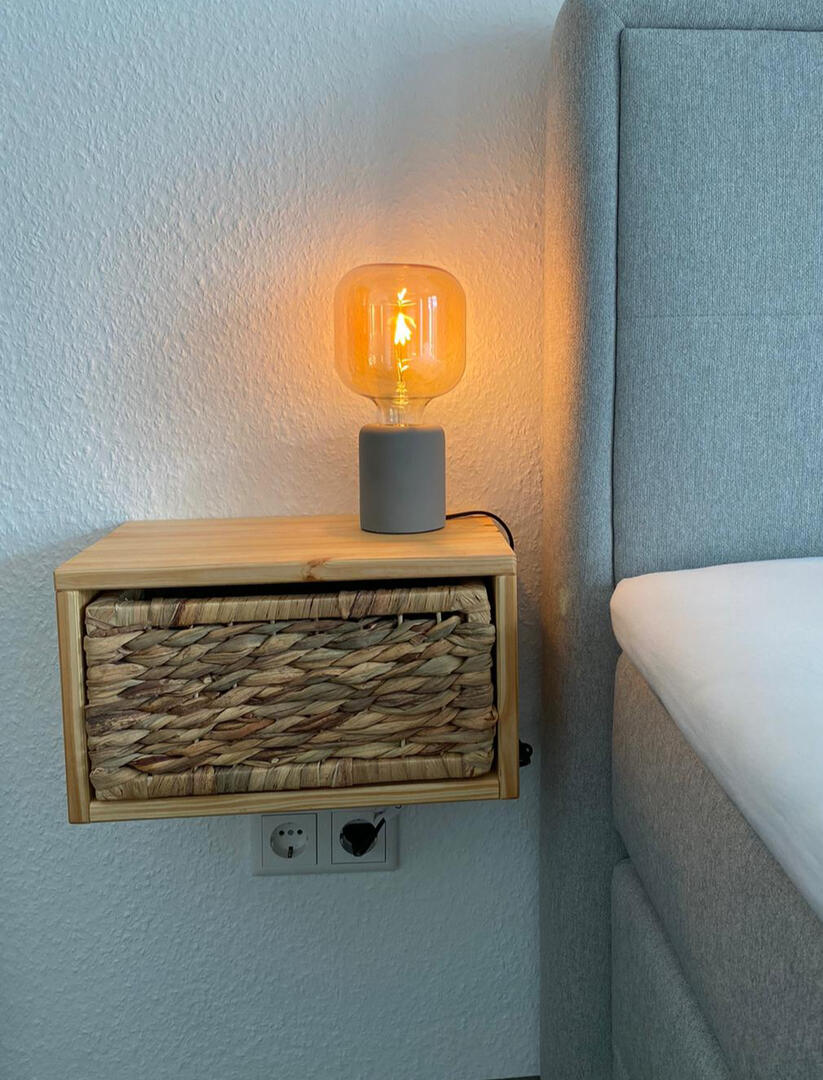 Nachtkästchen aus Fichte