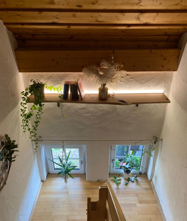 Wandregal mit Hintergrundbeleuchtung