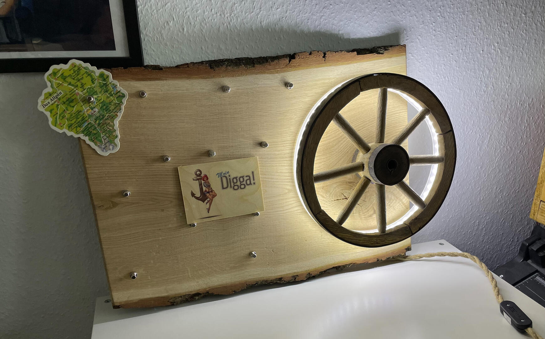 Magnet Pinnwand aus Eiche mit Wagenradlampe