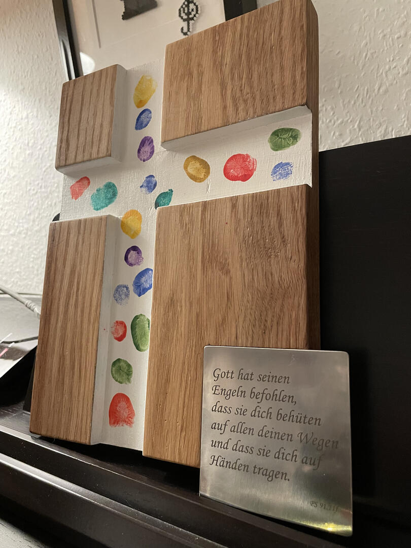 Taufkreuz aus Eiche mit Fingerabdrücken